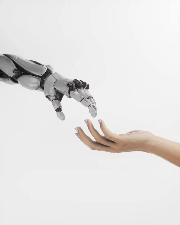 Robothand en mensenhand reiken naar elkaar